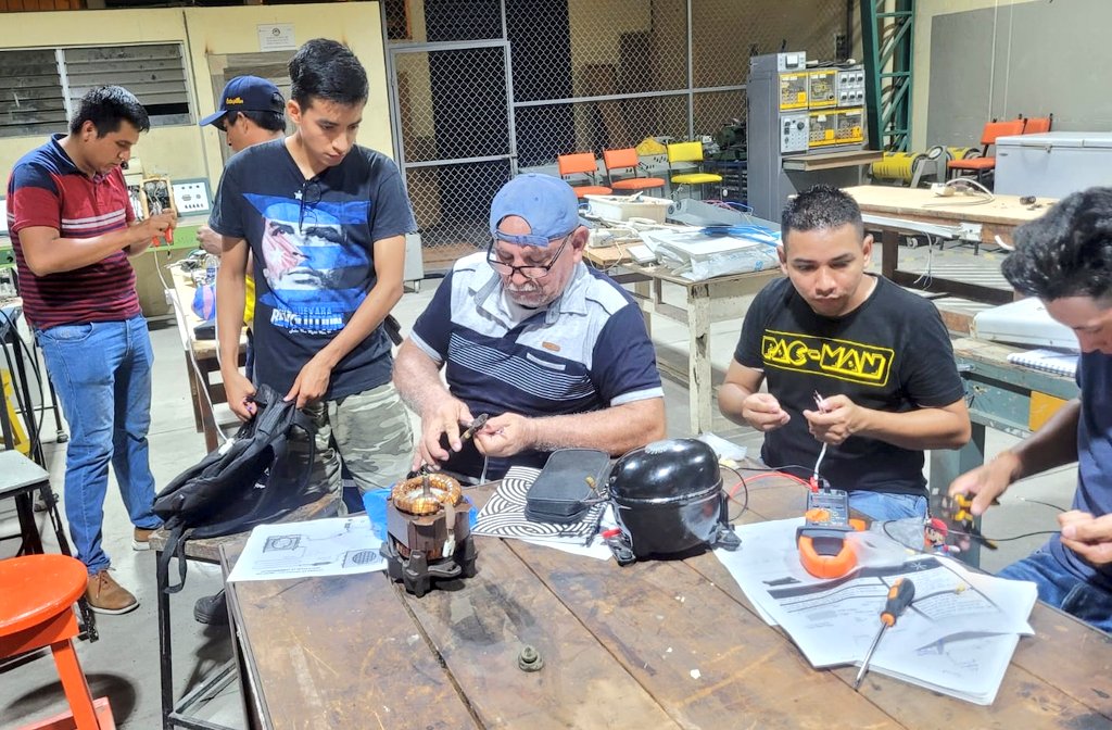 secap_ec's tweet photo. #SecapZona7 | En el Centro Operativo Machala inició el curso de Reparación de equipos de refrigeración domésticas, con 20 participantes que aprenden sobre reparación de los sistemas eléctricos y electrónicos de los equipos de refrigeración. 🧑🏿‍🔧✅

#HuellaSecap
#SecapTeCapacita https://t.co/HuVEHXtyvo