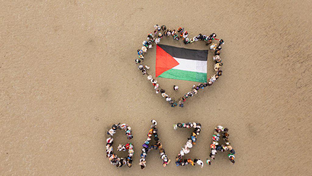🪁 Our lovely event remembering the children who have been killed, maimed, orphaned and hurt in Gaza, on Sandymount Strand Sunday. Beautiful solidarity with the Palestinian people. 🇵🇸 #GazaGenocide 
Image: Ray Hegarty