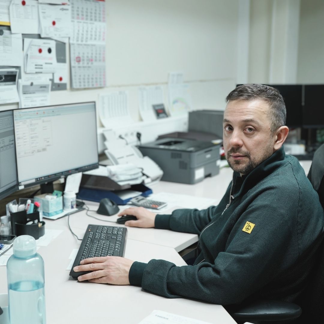 „Mein kurzer Arbeitsweg ermöglicht mir, schnell und flexibel für meine Familie da zu sein. “
Er nutzt seinen #Heimvorteil und kann seine Familie jederzeit unterstützen und seine Freizeit ideal in Einklang bringen.🤝

#heimvorteil #flexibilität #familie #karriere #teamhk #job