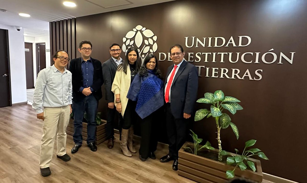 URestitucion's tweet photo. La Secretaría General de la #URT y su #GrupoFondo, se reunieron con el @igacColombia, para trabajar en torno al convenio interadministrativo, cuyo eje principal, es la transferencia de conocimiento, la certificación de lonjas y la conformación de un equipo cualificado 🧵👇🏽 https://t.co/h2ZS2lEjFe