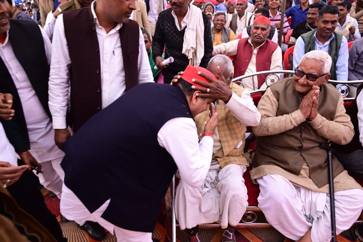 MPDharmendraYdv's tweet photo. संविधान बचाओ PDA सम्मेलन  धनारी , विधानसभा गुन्नौर । https://t.co/rYaM0r19jg