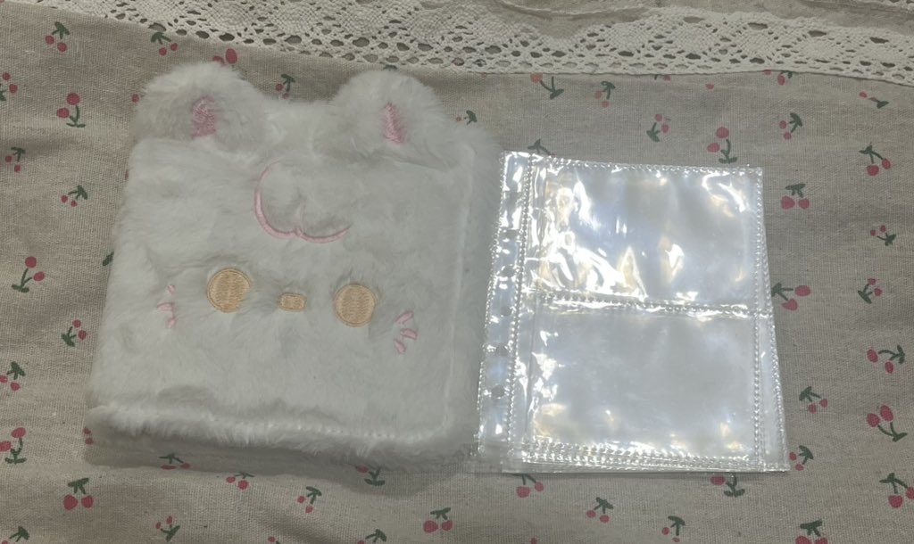 strawberryerryy's tweet photo. WTS!! Fluffy binder with 2 pocket sleeve Rm15🎀
🎀Used before
🎀Includes 19
 (2 pocket sleeves)
🎀Exclude local postage
(Rm8.4 wm,Rm13.4 Sarawak,Rm15.4 Sabah) 
#pasarive #pasarlesserafim #pasarblackpink #pasarnewjeans #sleeves https://t.co/pasSYCHiq6