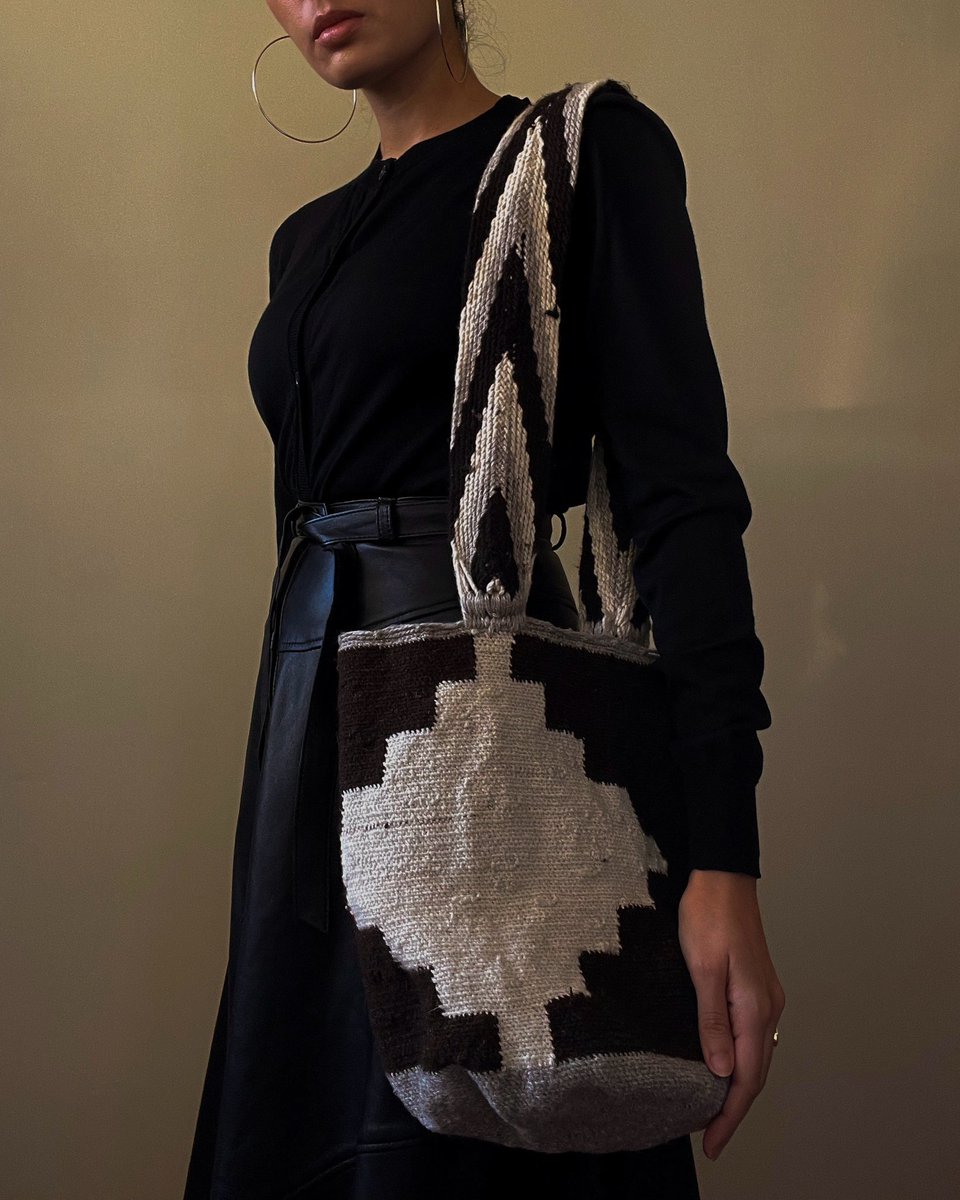 a handwoven bag to store all the things. stop wearing microplastics and elevate your bag game ✨ 
.
.
.
.
.
#suitoflights #readytowhere #shopsecondhand #minimalistoutfit #y2kfashion #autumnaesthetic #voguescandinavia #scandinavianstyle #naturalfabrics #virkadehandväskor