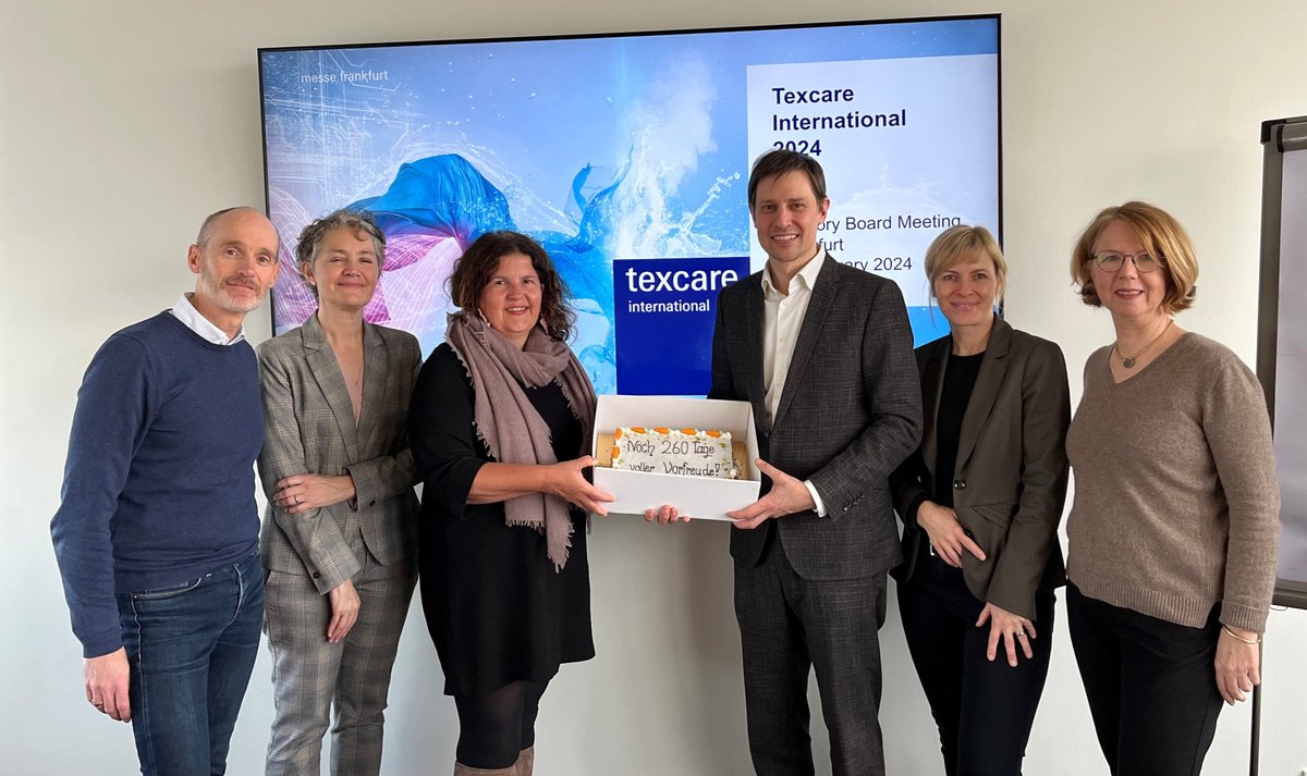 Great anticipation: Gerda Jank, Director Corporate Alignment at the Jensen Group, visits the Texcare team at Messe Frankfurt and presents Show Director Johannes Schmid with a sweet greeting. Today is exactly 260 days until the show starts!
#Texcare24