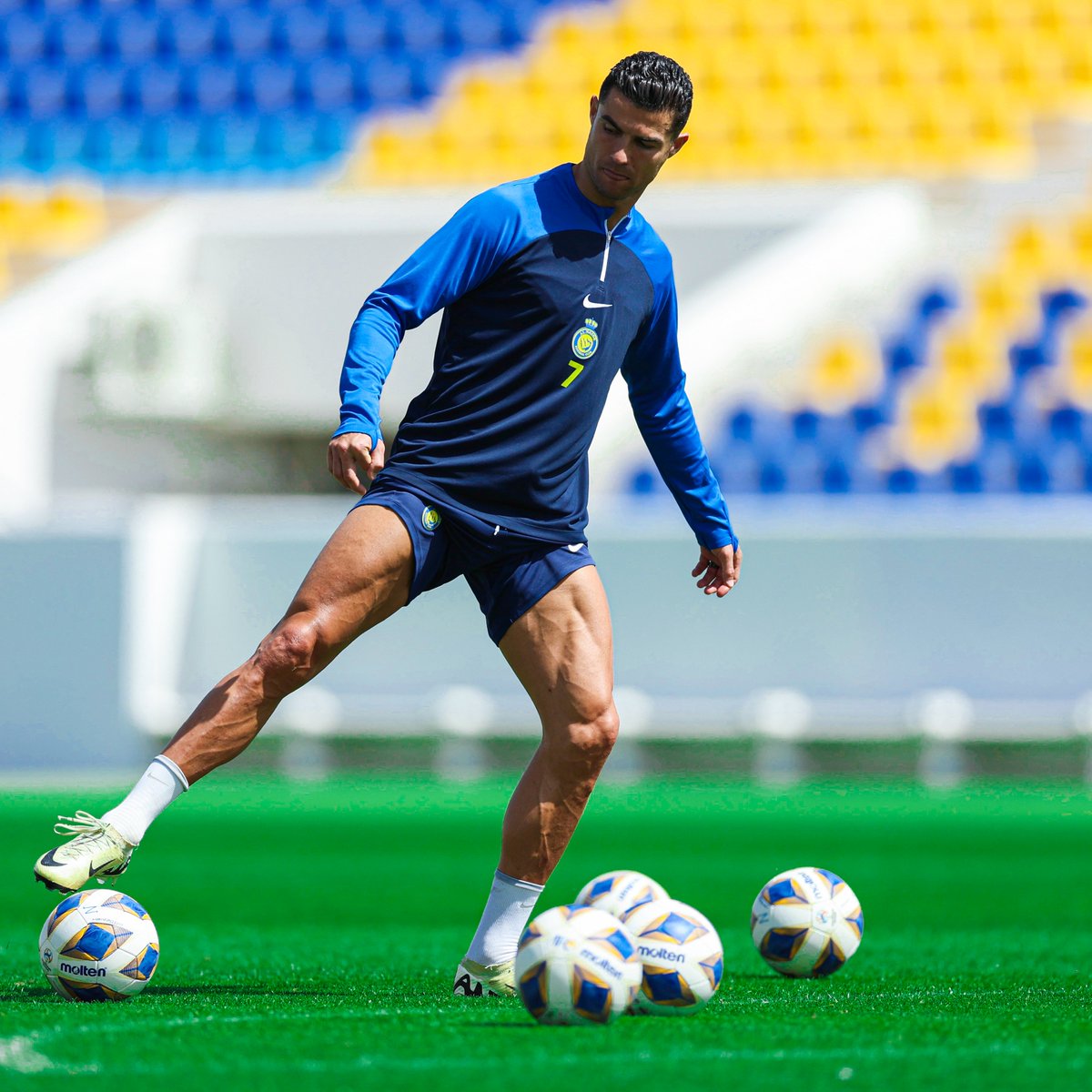 Cristiano's tweet image. Getting ready for the Champions League match! 👊