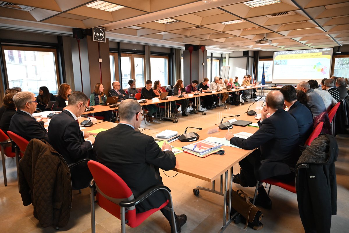 💻Premier comité de pilotage de l'Isère pour "France Numérique Ensemble" co-présidé par Louis Laugier <a href="/prefet38/">Préfète de l'Isère 🇨🇵🇪🇺</a> et Jean-Pierre Barbier <a href="/CDIsere/">Isère</a>.
🎯Des solutions concrètes pour sensibiliser, accompagner et intégrer les citoyens isérois dans la transition #numérique