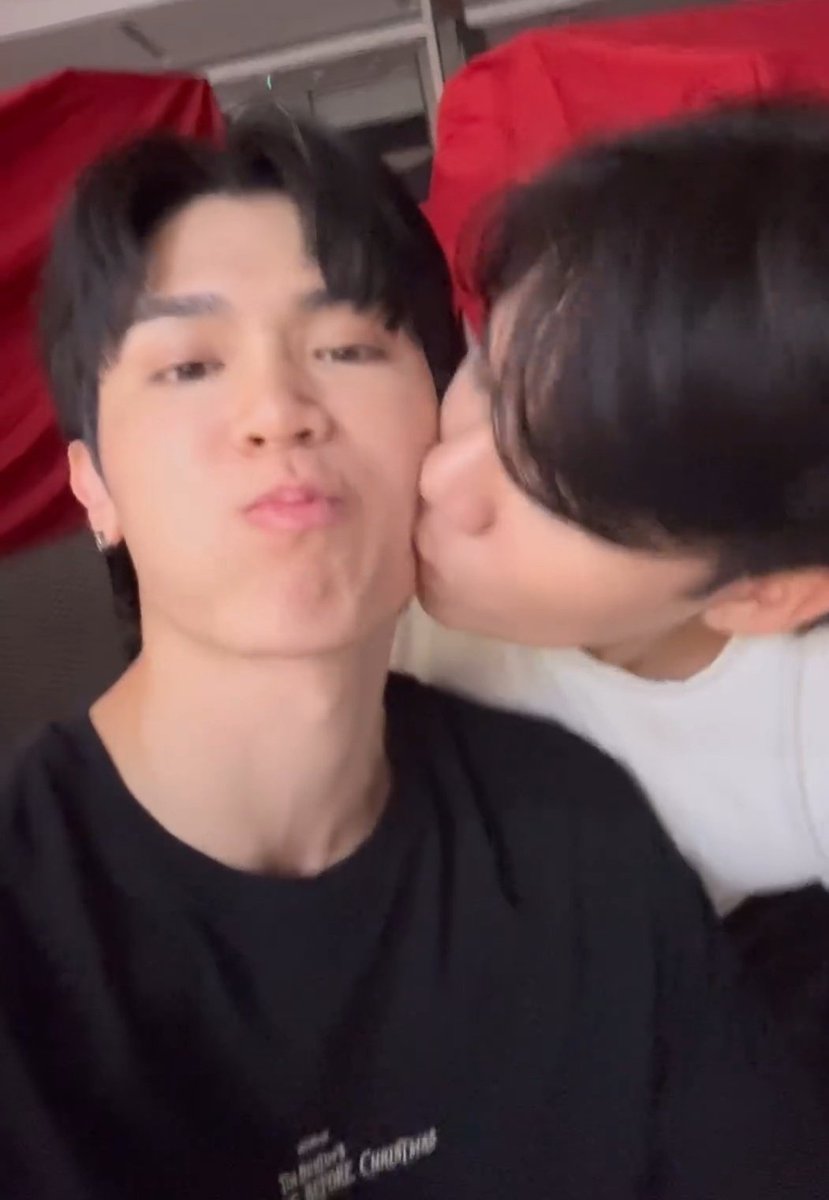 AttentionPeat's tweet photo. ก็จะพูดไรได้อะ ... ตอนเขาอยู่ข้างหลังก็คือทำหน้ามู่จู้ไป แต่พอเขาจะเข้ามาจุ๊บ เปลี่ยนเป็นตั้งรับเสยยย 🙄
@fort_fts @peatwasu 
#FortPeat #BabyFeat 
#ต้องรักมหาสมุทร #LoveSeaTheSeries https://t.co/GH0XaWisL4