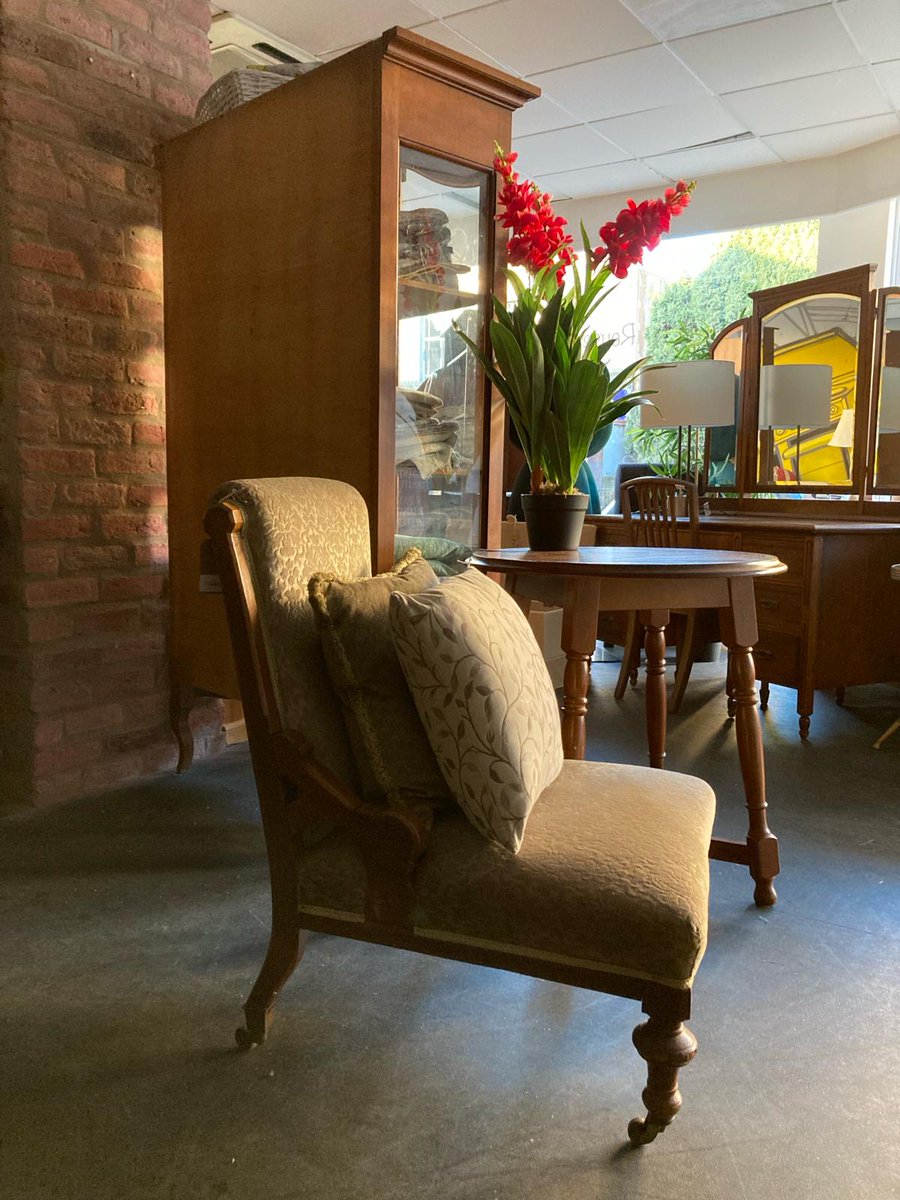 Sofa_Project's tweet image. A warm welcome to some early morning spring sunshine! Snapped at our Gloucester Rd shop before it opened 😍 #VintageFurniture #VintageShop #ReuseRecycle #GreenChoice #GreenLiving #BristolCharityShop #AntiqueChair #AntiqueFurniture #RecycledFurniture