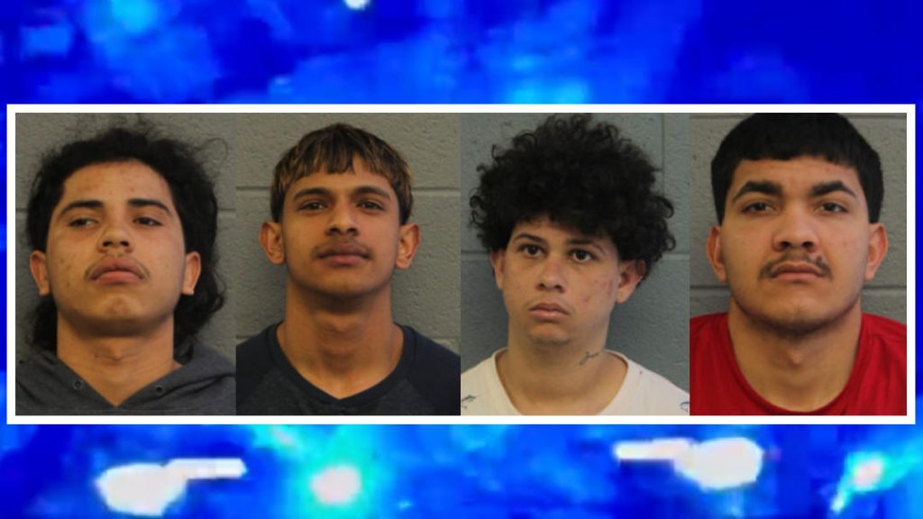 UHN_Plus's tweet image. 🇺🇸🇻🇪 | ÚLTIMA HORA: Tres de los cuatro inmigrantes venezolanos involucrados en un asalto violento en el metro de Chicago y con cargos previos por robo en tiendas, permanecerán detenidos hasta el juicio, enfrentando además la posibilidad de deportación si son hallados culpables.…