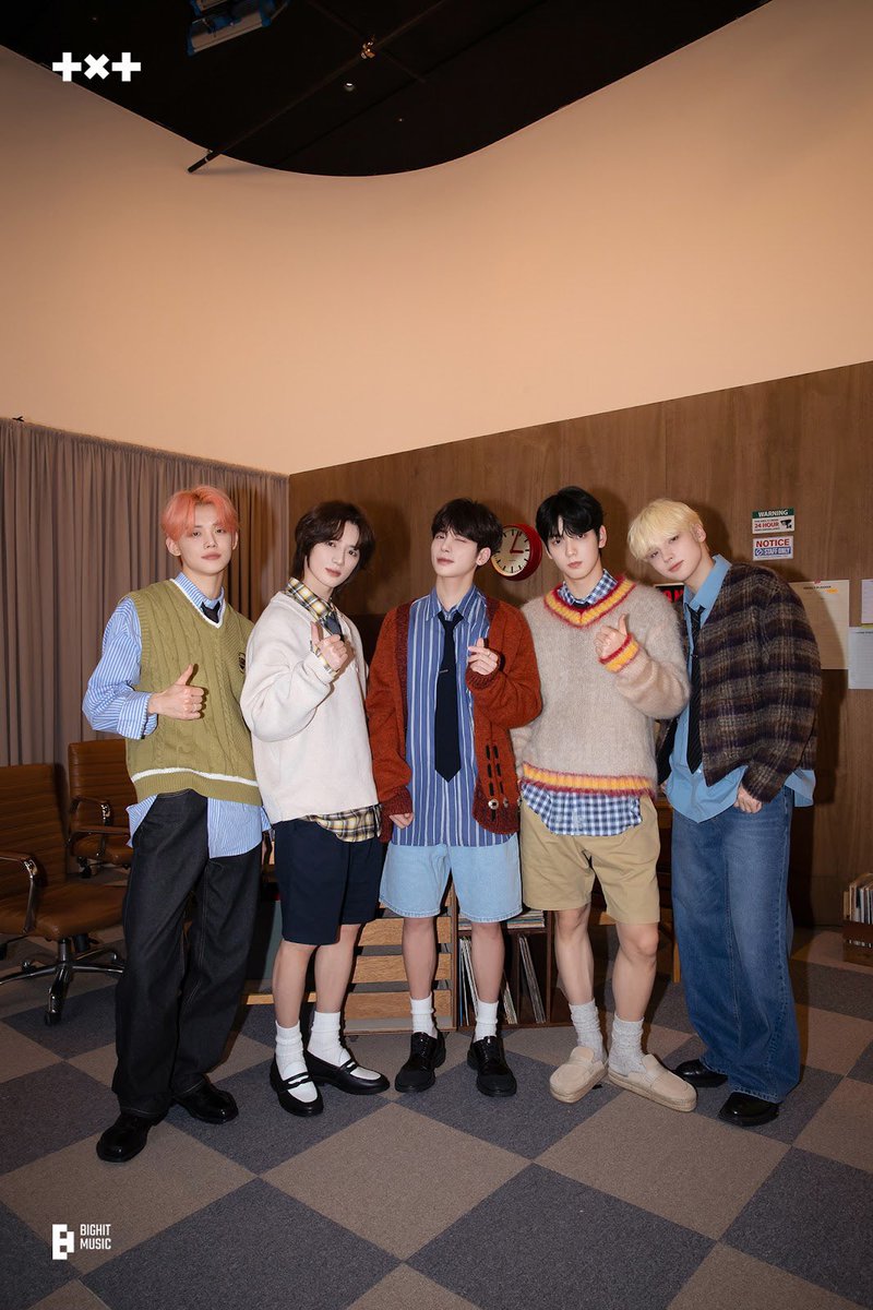 TXTOficialChile's tweet photo. Nuevas fotos grupales de los chicos para el photoshoot del '2024 DECO KIT' por NAVER. 📻
©NAVER
#TXT #투모로우바이투게더 #TOMORROW_X_TOGETHER #TheNameChapter #FREFALL #DECOKIT @TXT_members @TXT_bighit 🦔 https://t.co/5h0OpazBo6