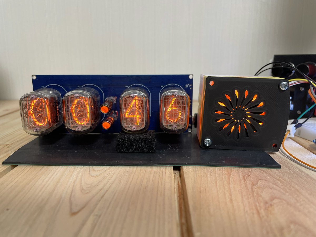 市販のニキシー管時計と自作モワレを並べて見ると、時計に組み込むにはまだバランスが悪い気がする...