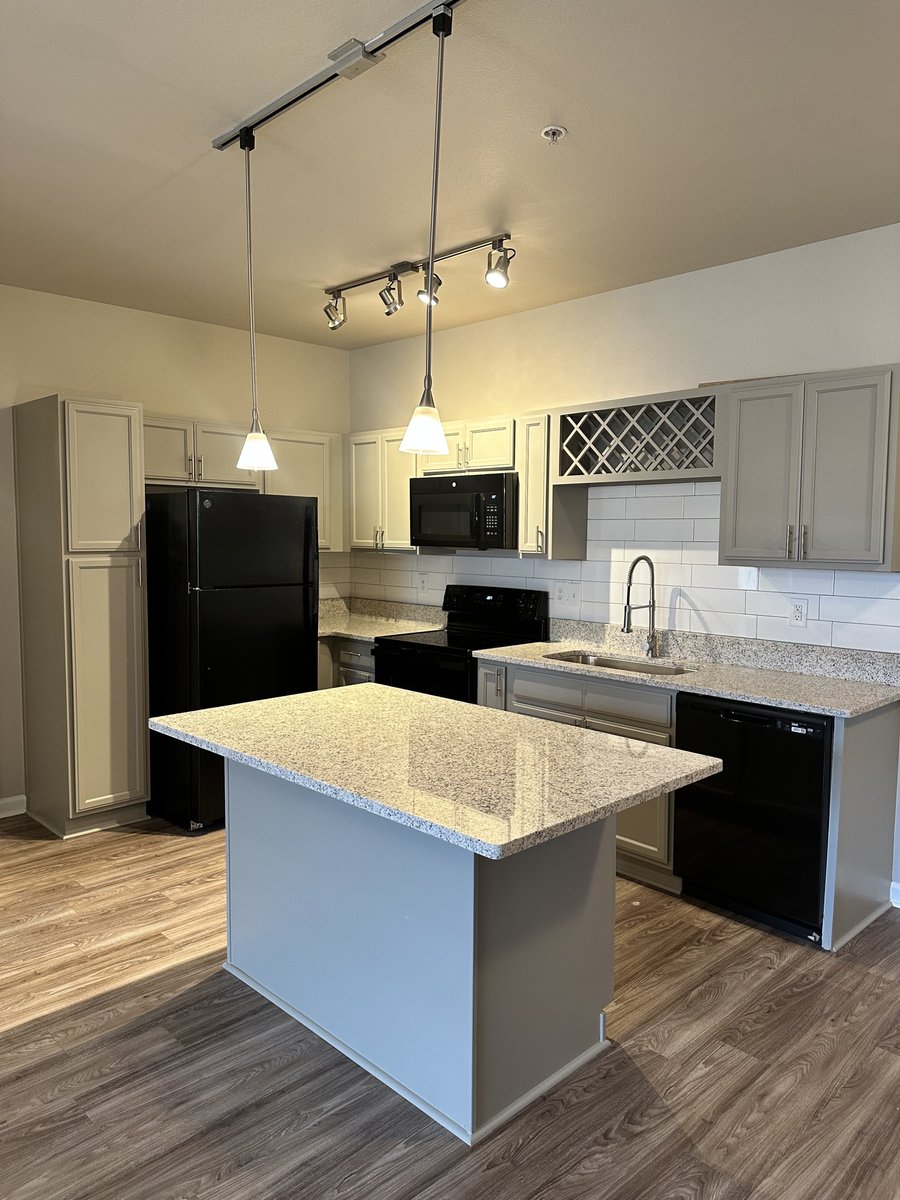 SomersetatMad's tweet image. Come check out our two bedroom, two bath apartment home with attached garage! Call 256-461-1934 for more info 🤩🏡
•
•
•
•
#newhome #renovated #spacious #apartmentliving #attachedgarage #somersetatmadison #lovewhereyoulive