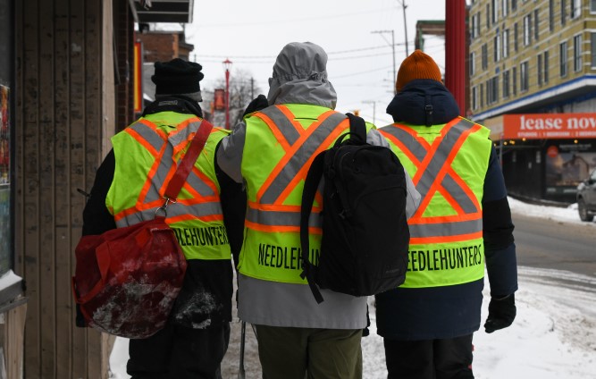 OttawaSante's tweet photo. Si vous trouvez une aiguille jetée dans la communauté, gardez toujours à l’esprit votre santé et votre sécurité. 

Il est préférable d’appeler le 311 et de signaler où se trouve l’aiguille. (1/2) https://t.co/U1sW6b1Etm