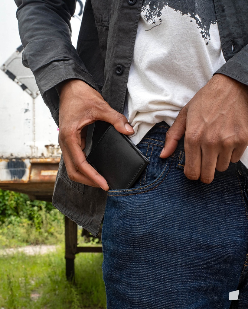 Break free from this cycle of pocket-stuffing and tossing bulky containers masquerading as wallets. Slimmy OG 3-Pocket minimalist wallet offers a sleek alternative.

bolstr.xyz/products/slimm…

Model: <a href="/kinjy_/">킨지</a>
Photo: <a href="/monti/">monti</a>.yoo

#slimmy #slimwallet #minimaldesign #everydaycarry