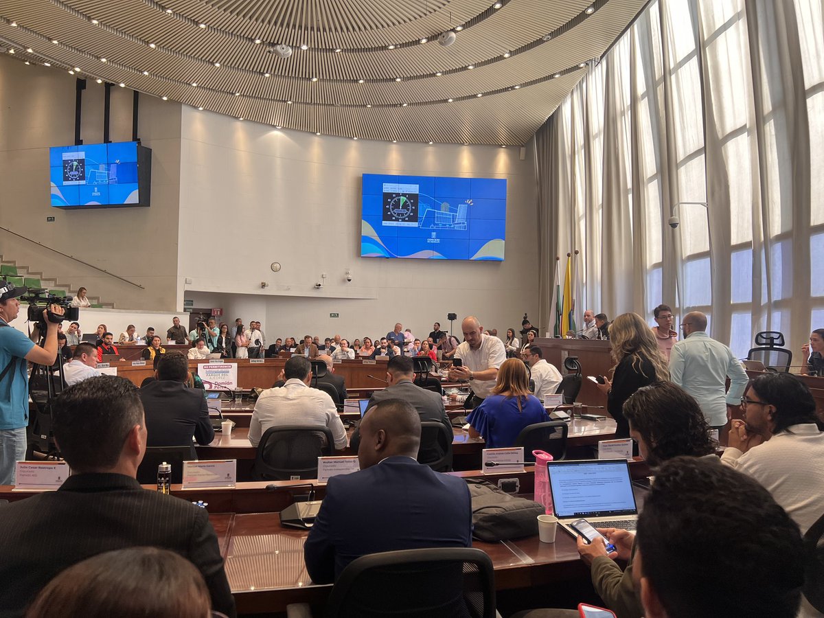 SaludAntioquia's tweet photo. #AEstaHora 
En sesión conjunta de la Asamblea Departamental y Concejo de Medellín se hace control político a la EPS @saviasaludeps https://t.co/g9gMzPKvgV