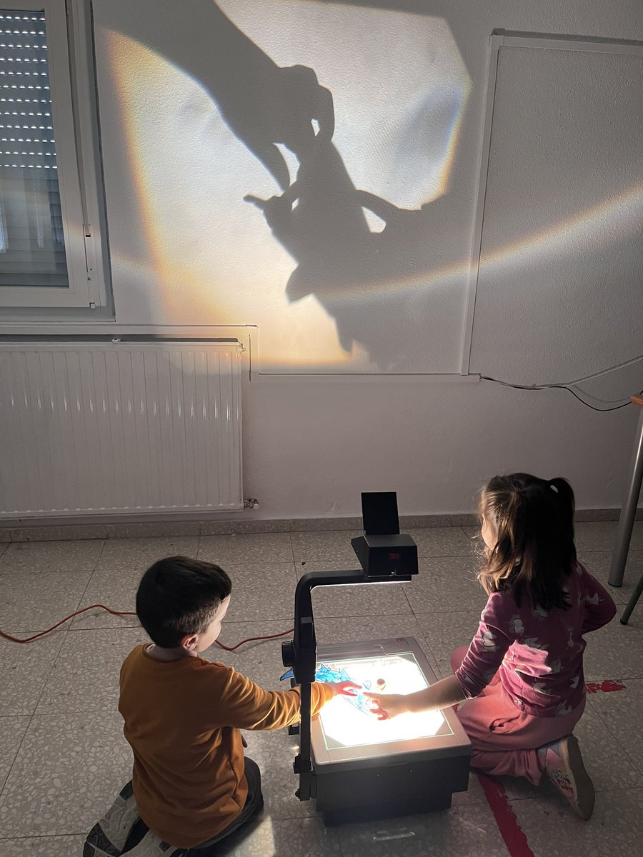 diegomidiaz's tweet photo. Luces y sombras que invitan a jugar, investigar, experimentar… https://t.co/qMuSwV8nax