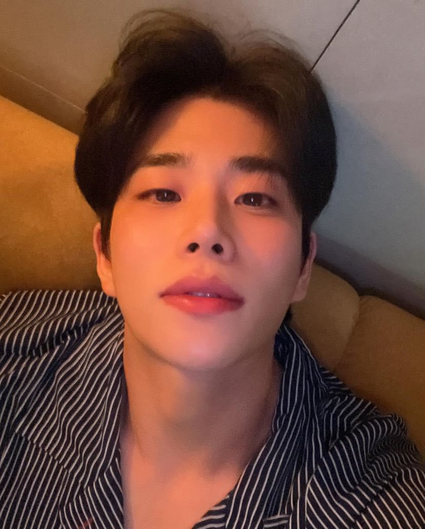 bobahyukie_'s tweet photo. HOW DOES HE LOOK LIKE THIS EVEN WITH NO MAKEUP?!!! https://t.co/XKe2rIGsp3