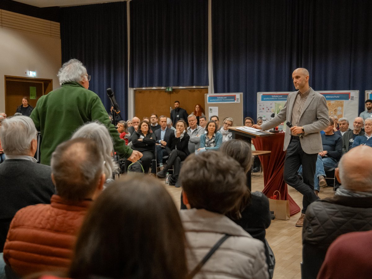BelitOnay's tweet photo. Gestern hat die Einwohner*innen-Versammlung im Stadtteil Misburg-Anderten stattgefunden. Gemeinsam mit Expert*innen der Fachverwaltungen war ich gestern vor Ort, um einige der Fragen, Sorgen und Bedürfnisse zu klären und mit den Bürger*innen ins Gespräch zu kommen. (BO) https://t.co/yO1U6EOTEh