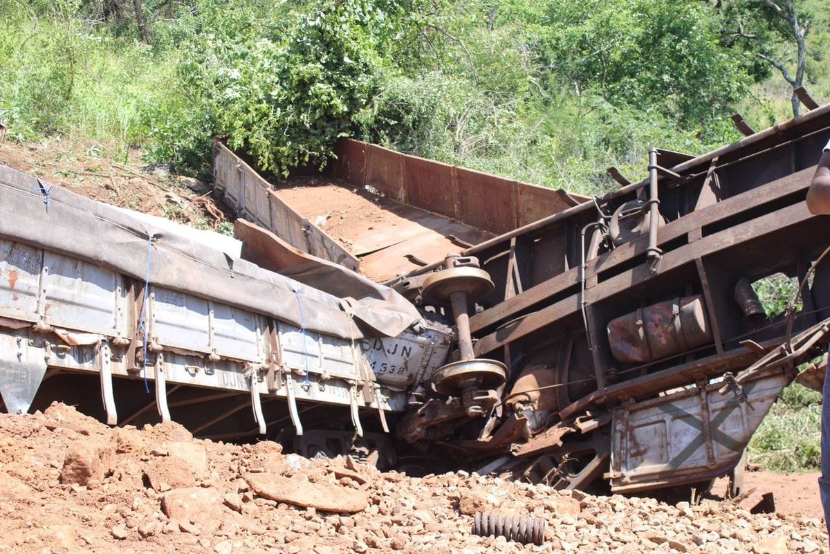 Chitima che National Railways of Zimbabwe chokawa mushure mekubuda munjanji pakati peMutare neMachipanda. Source @crimewatchzw