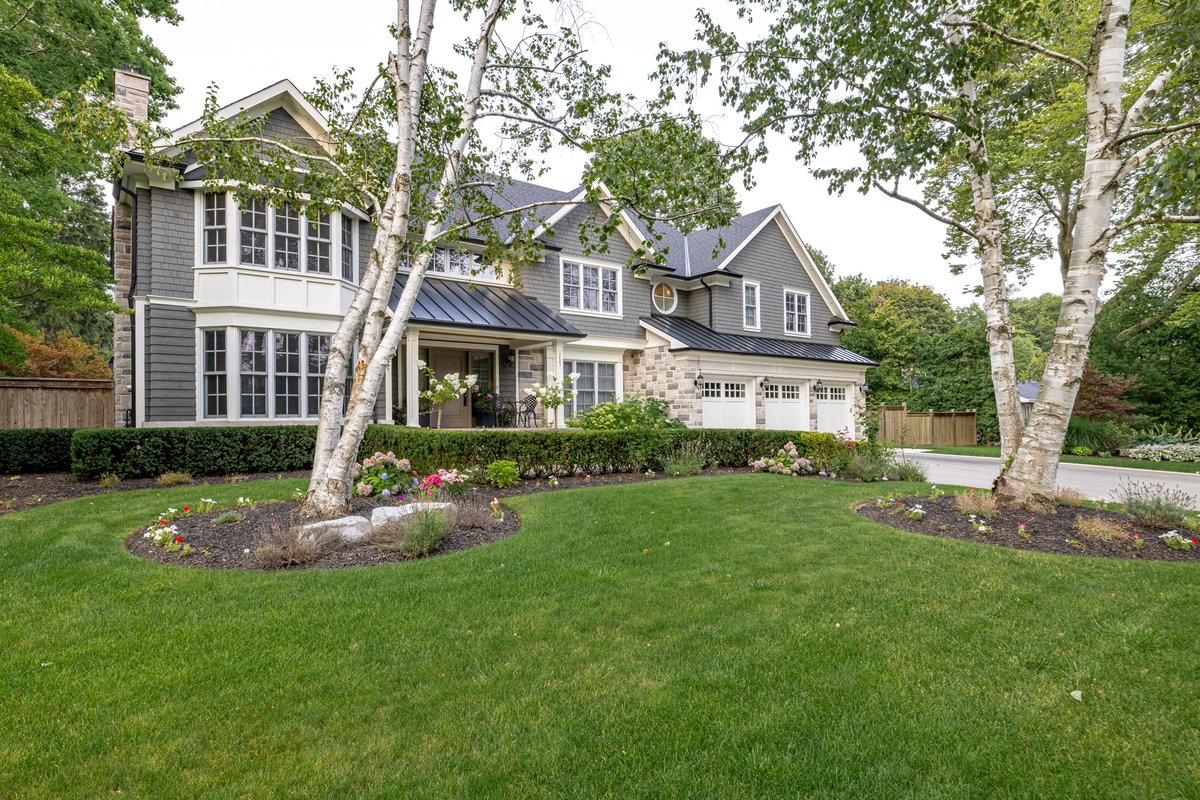 RobKadRealEst's tweet photo. #ForSale Boasting a grand 6,800 square feet of living space, this home’s thoughtful design includes a main floor office with custom built-in bookshelves and a wood coffered ceiling adding a touch of sophistication to the home. 🏡

Learn more - https://t.co/FTBXf4YjCy https://t.co/0HcnUJbUqI