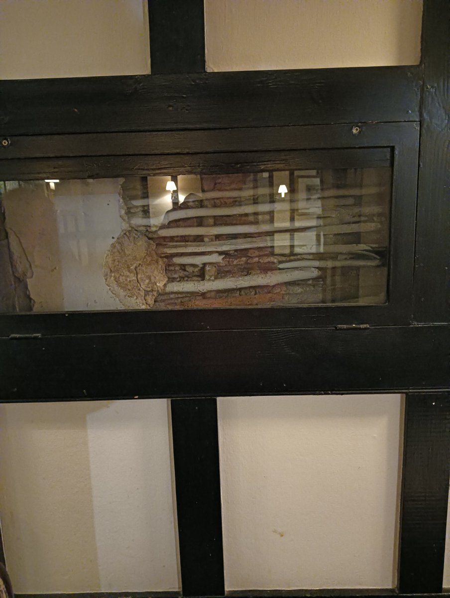 Wiblicks's tweet image. OOOOOOH New Season of #WallPorn 😁😁🎇🎆 will definitely keep an eye out for more. We do have some from staying at #RedLionSalisbury; Europe's oldest continually used Hotel/Pub for 804 years. If you ever want to stay; we 100% recommend it. Pics 3/4 are bizarre for what it is.