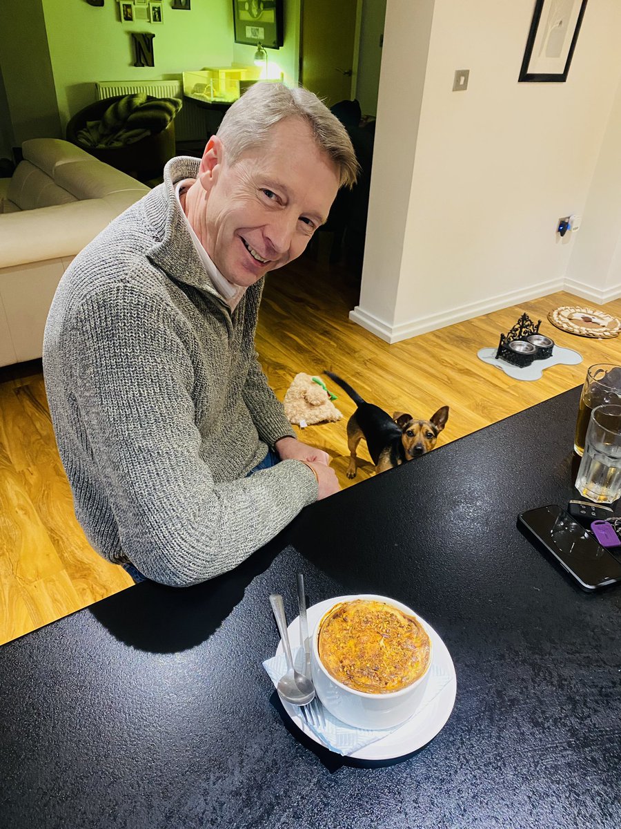 rossie7dj's tweet photo. Always luv spending time with this Geezer @andycrane64 back on @greatesthitsuk tonight at 10pm with a rather full belly 😜 🎙📻🎵 https://t.co/8Qq81lZjkk