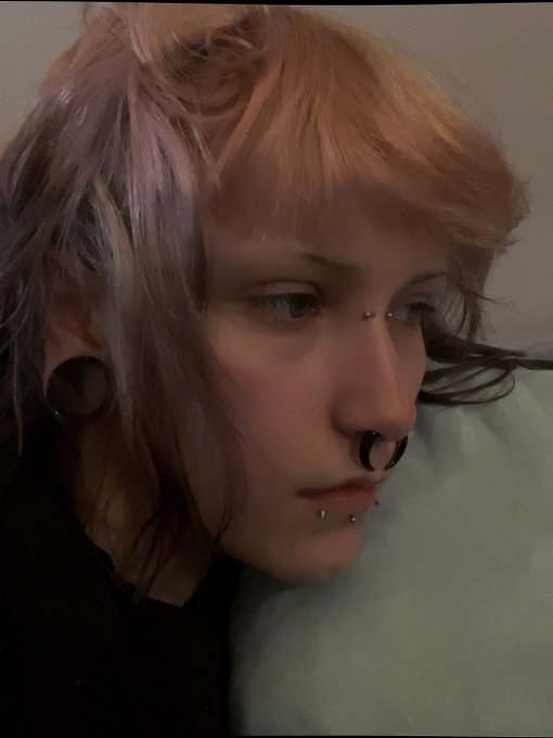 well, w.e. ma bangs are doin today, extra curly. https://t.co/L9jrjph6Si