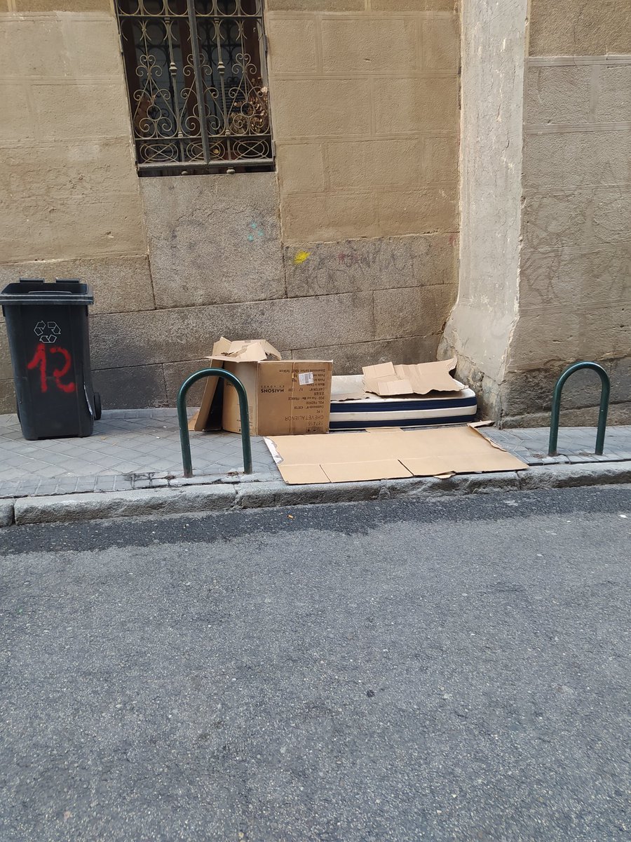 sarinha77's tweet photo. @Lineamadrid por favor pasen a recoger este colchón sucio y con chinches. Calle Rosa 4 28012 https://t.co/kehQRSYpBK