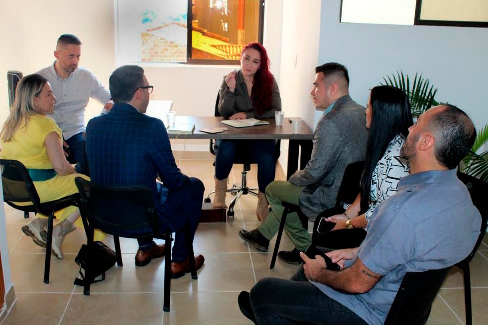 Educa_DotCom's tweet photo. 🏁Arrancamos la estrategia #ColombiaInteligente 🇨🇴🇲🇽con la alcaldesa de Bello, Antioquía, la Dra. @Lore_GonzalezOs, unidos desde la internacionalización por un municipio Sostenible, Bilingüe y con Educación de Calidad .
#Bello #Antioquia #InteligenciaEduca #eUniversity #CEVER https://t.co/blQ8m294fS