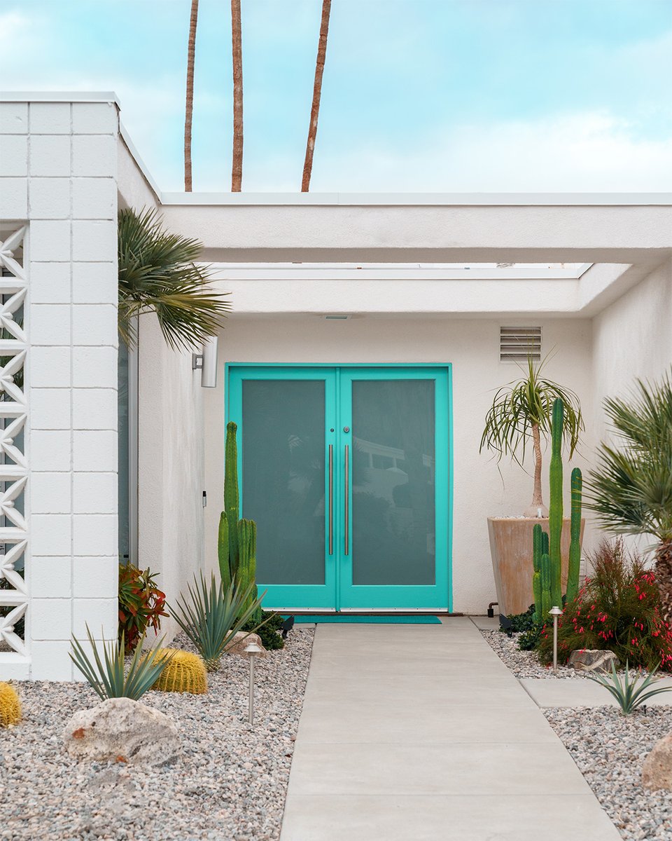 TomWindeknecht's tweet photo. This week is @ModernismWeek in Palm Springs, California. I thought I would share one of my shots of this mid-century modern house with turquoise blue doors. Team turquoise anyone? #palmsprings #modernismweek #midcenturymodern #midcentury #modernismweek2024 https://t.co/jqBnG2fuNF