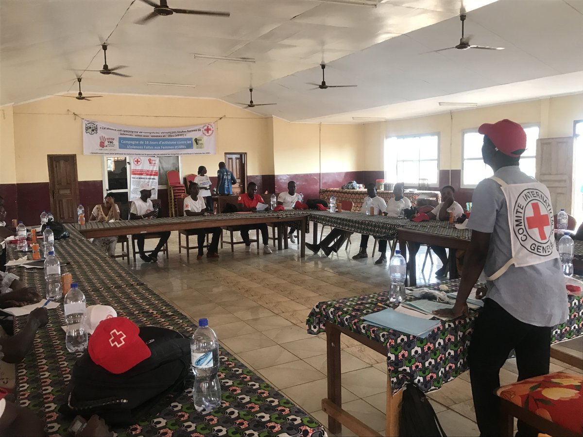 « Il s’agit d’un atelier de recyclage des volontaires de la Croix-Rouge centrafricaine. Cette formation consiste à leur donner des outils nécessaires en Protection des liens familiaux (PLF). 25 volontaires y ont pris part », Explique Johnny officier PLF au CICR.