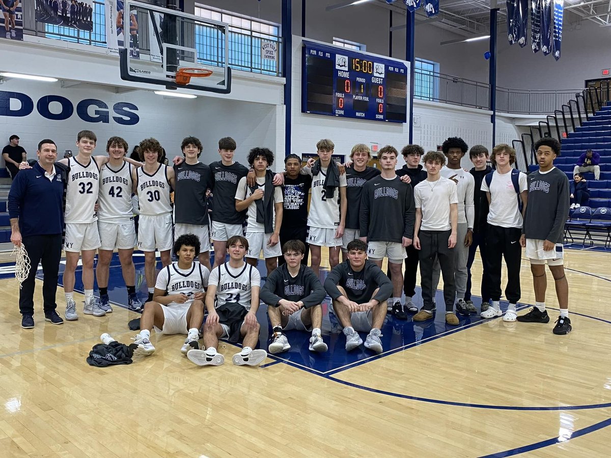 WestYorkHoops's tweet image. No matter the outcome, these boys put it out there every game and they were a joy to watch. Good luck to our seniors: Mark, Jake, Kevin, Brendan and Rylan. Enjoy the next ride but remember, you are ALWAYS a Bulldog!  💙🏀🤍