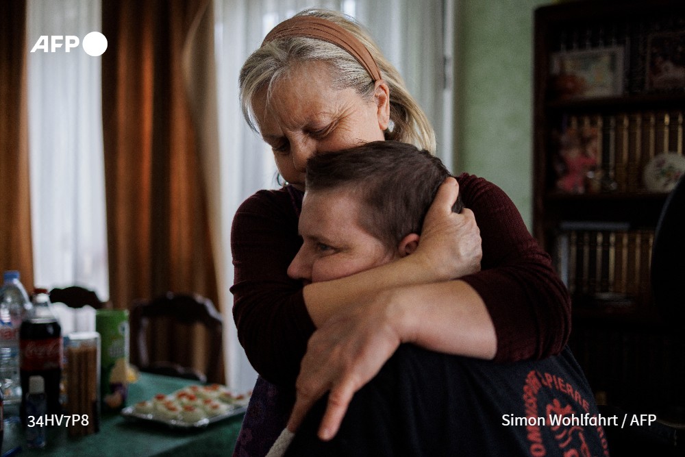 afpfr's tweet photo. Comment montrer l'euthanasie? Deux journalistes de l'#AFP ont suivi pendant près d'un an Lydie Imhoff, une Française qui demandait l'euthanasie, avant de capturer en images ses derniers moments en Belgique.

➡️Ils racontent : https://t.co/zPZHyPYoLm https://t.co/Y3YiDESm8r
