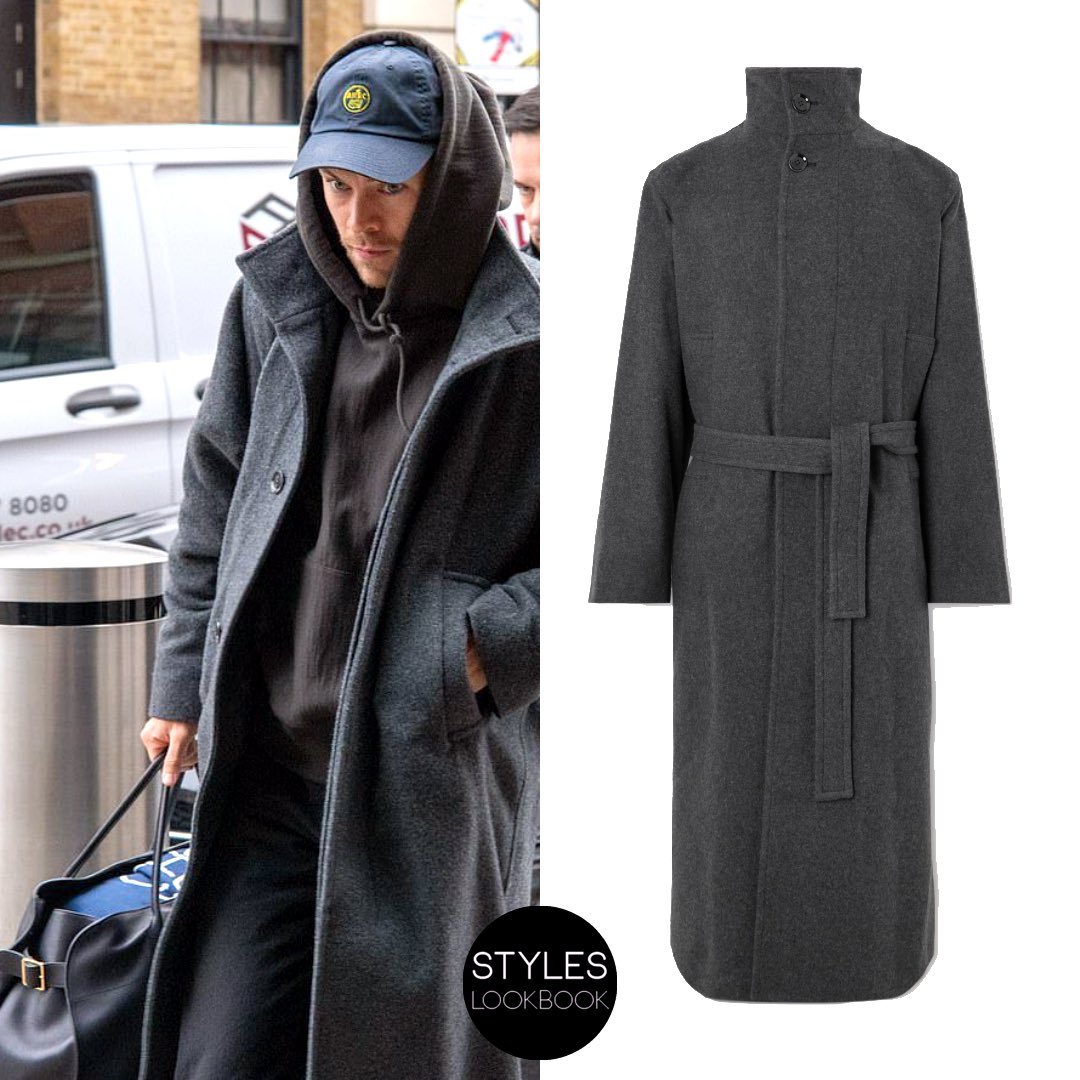 While heading to Paris, Harry was pictured wearing a #LEMAIRE belted wool and cashmere-blend coat ($2,195). styleslookbook.com/post/742859009…