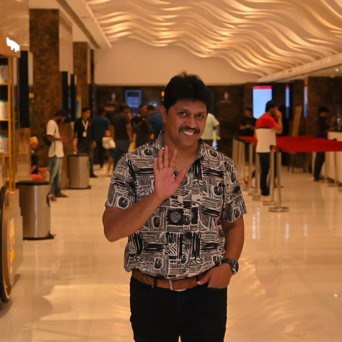 KRG_Connects's tweet photo. ಅಬ್ಬಬ್ಬ ಅಬ್ಬರ ಹೆಚ್ಚಿಸಿದ ತಾರೆಗಳು 🌟
#Abbabba in cinemas now
#KMChaitanya #MiramarFilms @LikithShetty @actorajayraj #ThandavRam @AcharDhanraj @amrutha_iyengar #AnnAugustine #VivekThomas @PRKAudio @KRG_Studios @KRG_Connects https://t.co/1x65fGH7pI