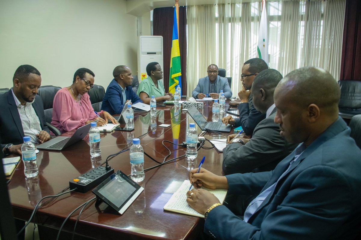 RwandaLocalGov's tweet photo. Today, Ministers @JCMusabyimana and @mskayisire received a delegation from the World Bank led by Dr. Suleiman Namara, Practice Manager for Social Protection in Eastern &amp; Southern Africa to discuss strategic areas for future engagement including social protection and job creation. https://t.co/VWBqUVz1ZX