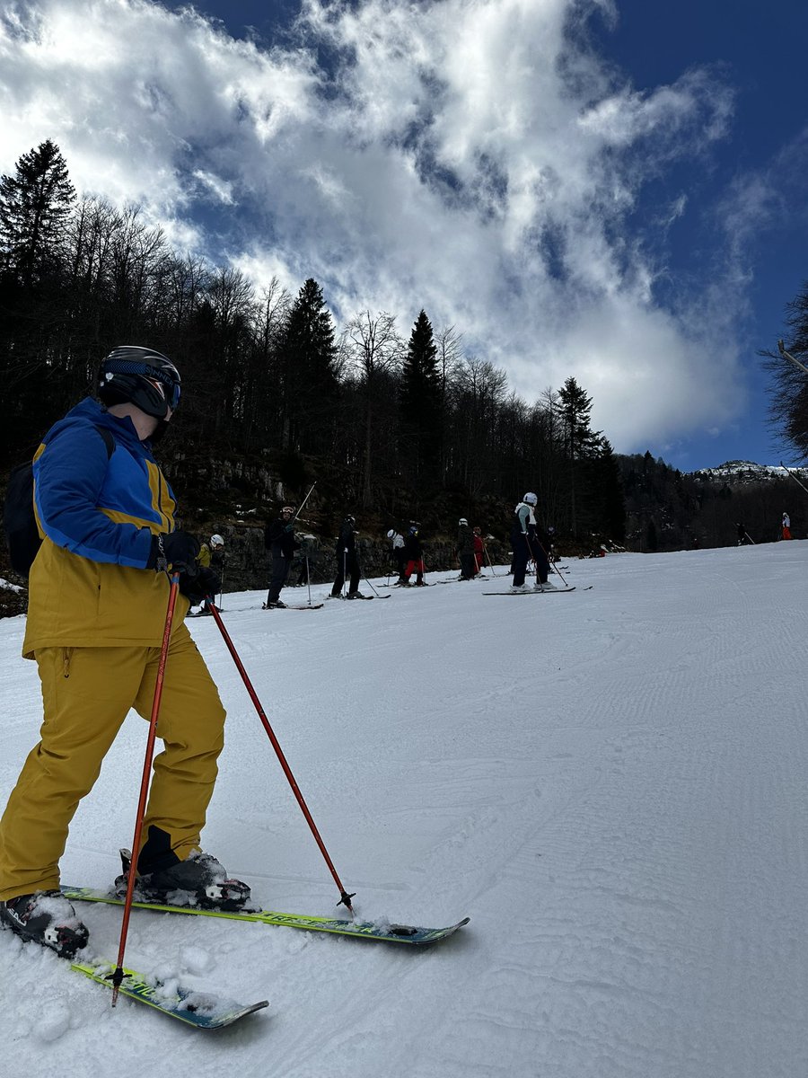 Ibstock_PE's tweet photo. ⛷️ 🇮🇹 Ski Trip Day 2 🇮🇹 ⛷️ 

Skiing skills are progressing, we’re having lots of fun (and falls) 🤪

#UpTheStocks #10DB https://t.co/fc49e20wDi