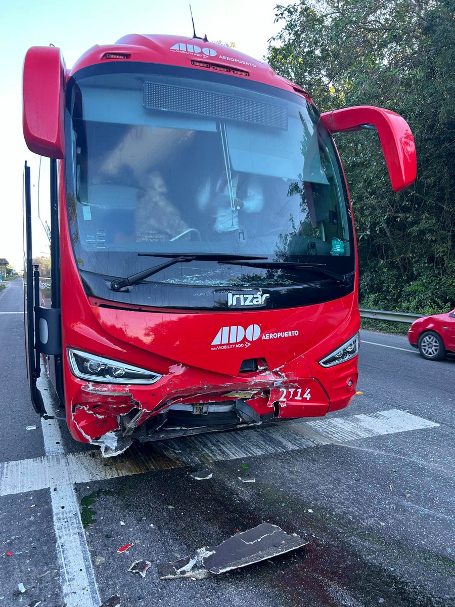 Noticaribe's tweet image. #PRELIMINAR OTRO FATAL CARRETERAZO: Reportan tres muertos en la carretera Tulum-FCP, a la altura de Muyil, cuando un auto compacto con placas de Yucatán se estrelló contra ADO que se dirigía con turistas hacia el aeropuerto &apos;Felipe Ángeles&apos;. Tráfico en la zona. Maneje con…