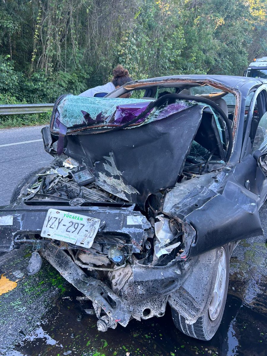Noticaribe's tweet image. #PRELIMINAR OTRO FATAL CARRETERAZO: Reportan tres muertos en la carretera Tulum-FCP, a la altura de Muyil, cuando un auto compacto con placas de Yucatán se estrelló contra ADO que se dirigía con turistas hacia el aeropuerto &apos;Felipe Ángeles&apos;. Tráfico en la zona. Maneje con…