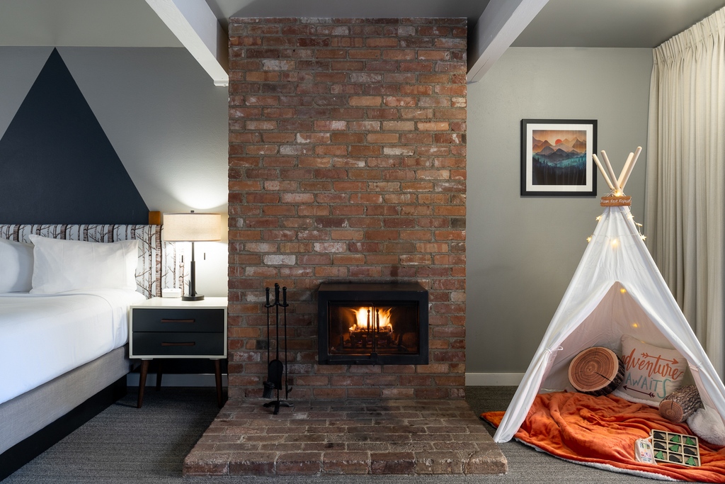TamarackLodge1's tweet photo. Curl up by the fire, or explore winter's wonderland. 
Your adventure starts here.

#tamaracksunvalley #roamrestrepeat https://t.co/pFaLxxcHYK