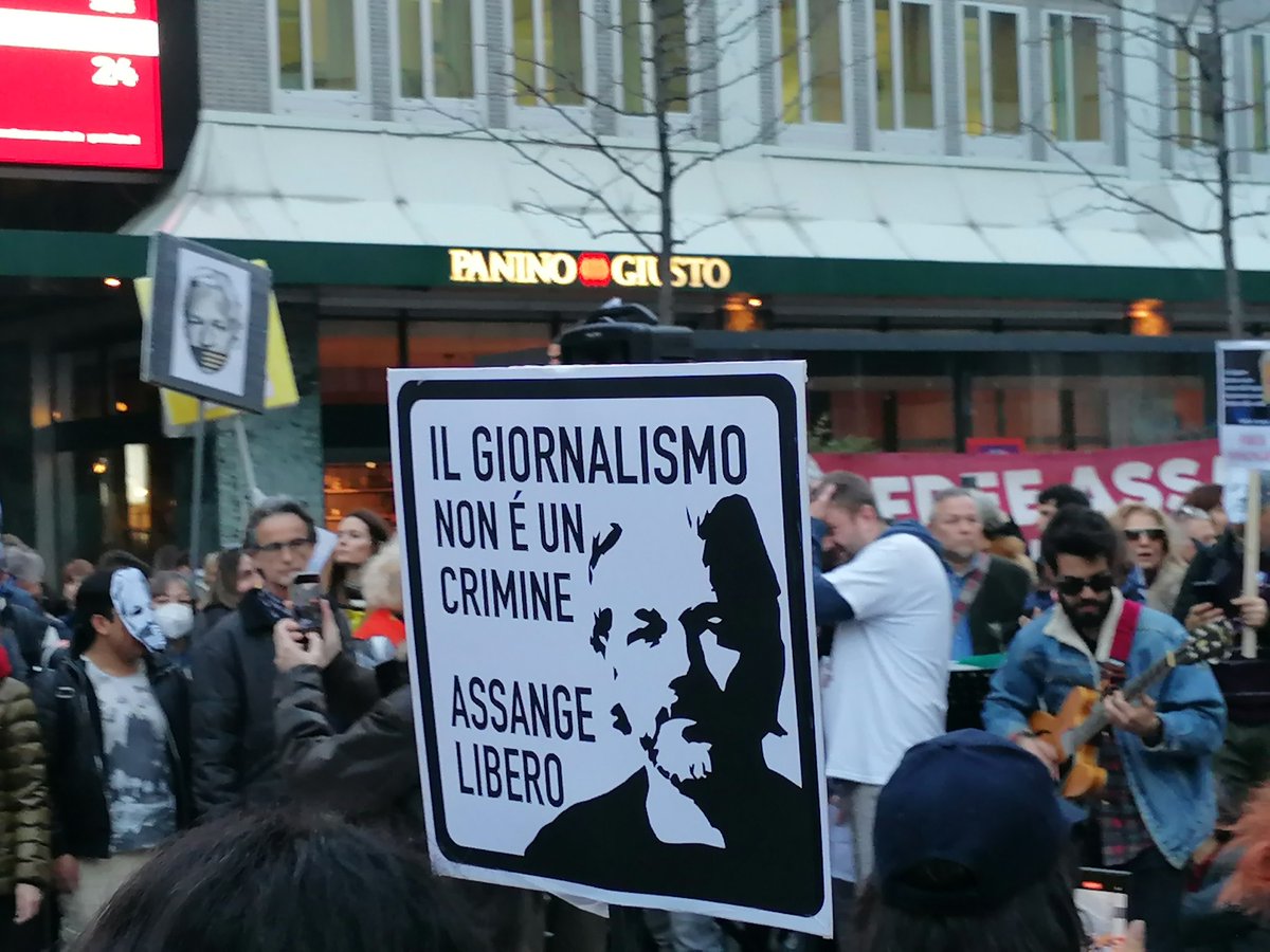 #Milano adesso ' Il giornalismo non è un crimine" #FreeAssangeNOW #FreeAssange 
#libertá