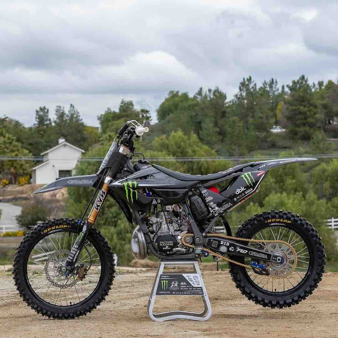 RideDunlop's tweet photo. Two Stroke Tuesday with @takafmx
📸 @_jsanders
#RideDunlop #RaceDunlop #Dunlop #DunlopFamily #MX53 #TwoStroke #TwoStrokeTuesday #2Stroke https://t.co/zVsU33BfXo