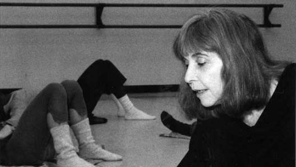 wperrondancemag's tweet image. Elaine Summers, founder of the "ball work,"  born this day in 1925, was part of Judson Dance Theater and experimented w/ film + dance. She helped 100s of dancers heal thru her tender attention. #Healing #Experimenting @DanceStudies @judsonchurchnyc #somaticpractice
