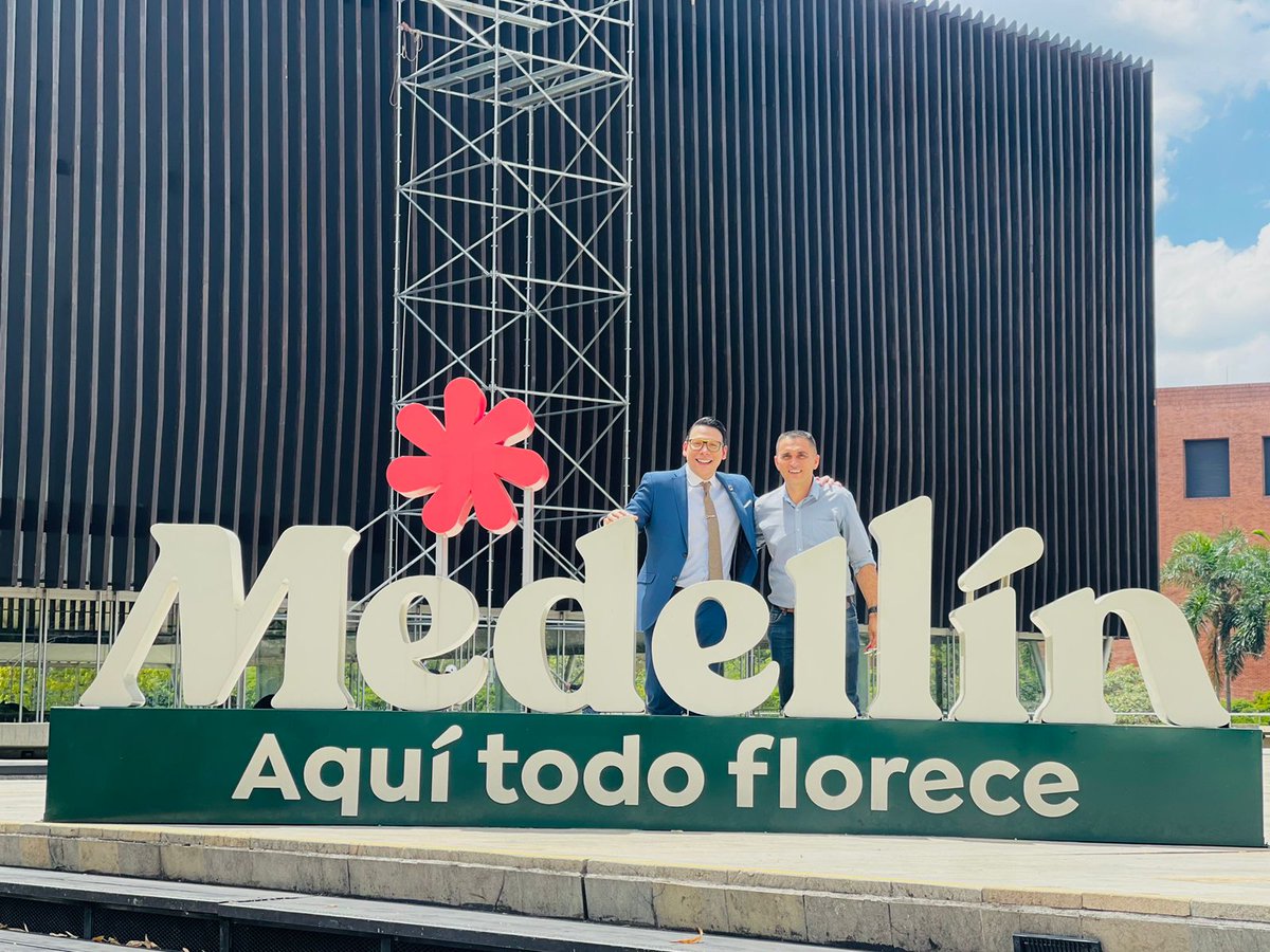 Educa_DotCom's tweet photo. 🟡 Nos reunimos con el Dr. Diego Fernández Díaz Patiño, recién nombrado Gerente Administrativo de @IDEA_Antioquia; vamos en ruta por una #ColombiaInteligente 🇨🇴 🇲🇽. 

#Medellin #MedellinColombia #Antioquia #InteligenciaEDUCA #eUniversity #CEVER https://t.co/oHxEttomla