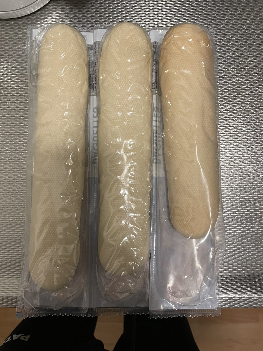Alphardvb's tweet photo. @albertheijn, wat is er gebeurd met jullie Franse baguettes? Gekrompen tijdens vervoer? #ah #fransebaguettes #kleinverschilzelfdeprijs https://t.co/6JClpzplMD