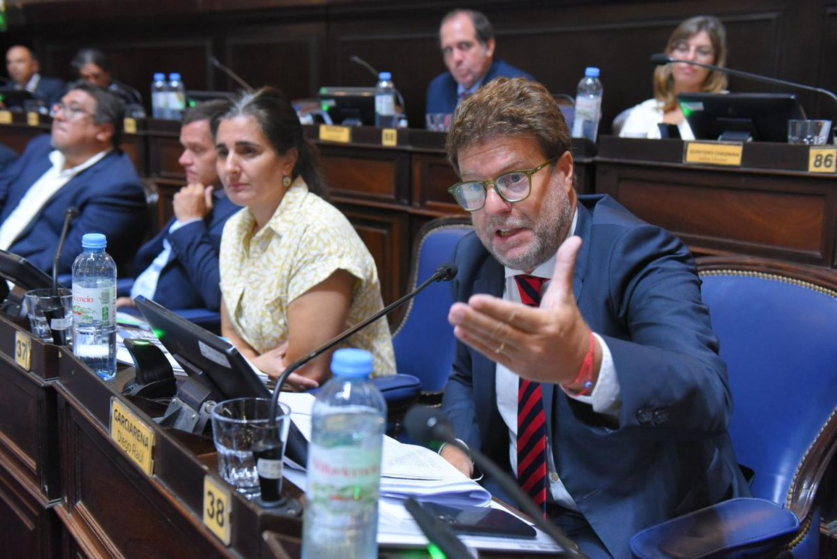 Nueva sesión extraordinaria de <a href="/diputadosba/">H.C. Diputados B.A.</a> y el mismo compromiso de siempre del Bloque UCR + Cambio Federal
La salud de los bonaerenses está en emergencia y hay servicios que ya no funcionan.