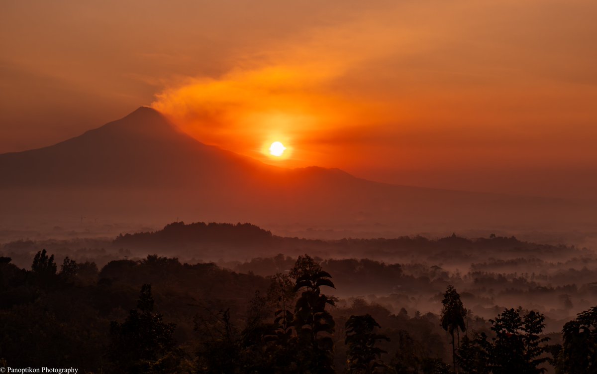 PhotoPanoptikon's tweet photo. The stunning beauty of #sunset &amp; #sunrise in #Indonesia. Featured here are #Yogyakarta &amp; #Watukarung #beach. Follow @PhotoPanoptikon for more #travelphotography from Java Island...

#photooftheday #photography #sunsetphotography #landscapephotography #seascape #TravelTheWorld https://t.co/uY1PEL9Ae7