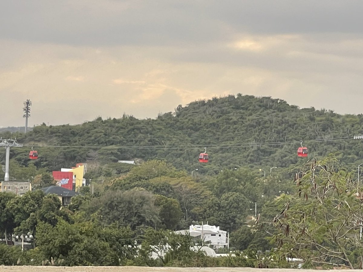jenrryCastro1's tweet photo. Así se ve el progreso a la distancia, el teleférico de Santiago que construye el presidente @luisabinader, una obra de vital importancia para una de las ciudades de mayor crecimiento de RD.
#SigueElProgreso https://t.co/P9BLSHL8cj