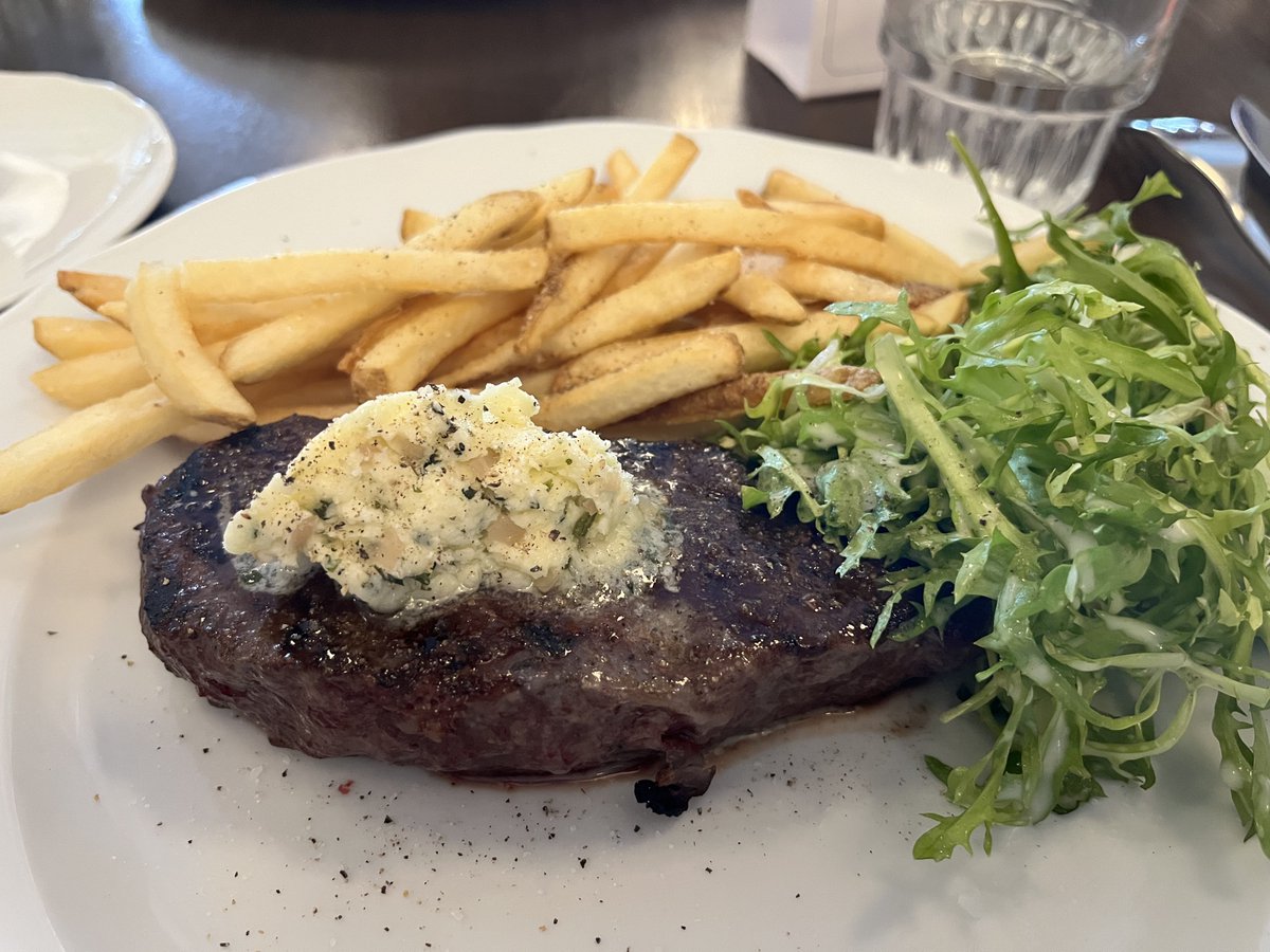 JRI member lunch at Banff @KeystSymp 

After feeding 🧠 with exciting science, it’s time to feed our gut and gut microbiota 🦠.

With honorary guest Vicky and Hiroshi Ichise.

Thank you David for inviting us all!

<a href="/wenzhang1120/">Wen Zhang</a> @arif_uzz_aman <a href="/IlievLab/">Iliev Lab</a> <a href="/jazibuddin/">Jazib Uddin</a>