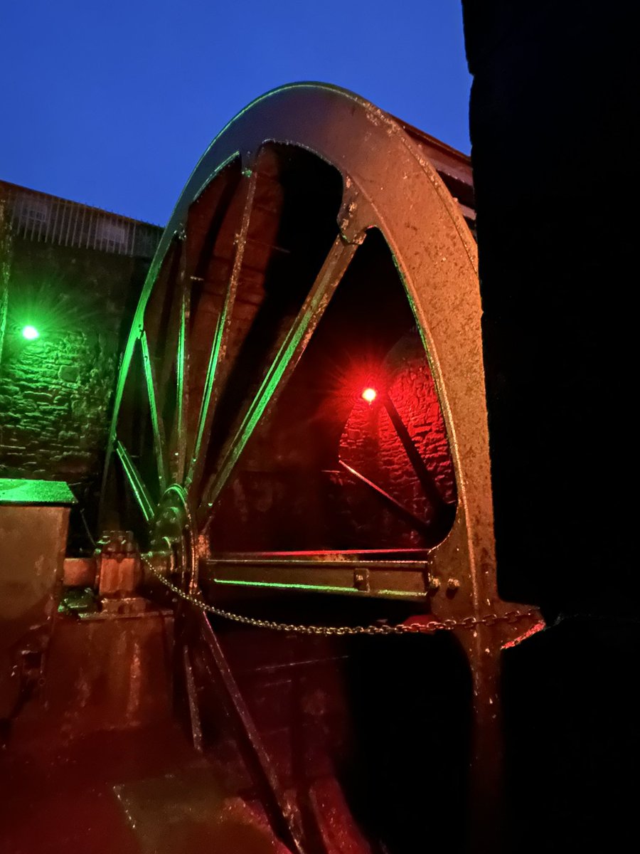 Vickyvsky's tweet image. We had a fantastic time in the historic village and surrounds though  sorry not to be able to visit the village shop which looks like it’s been closed for a while? Hope to come back when it’s open for some sweeties 🍬 
The wheel by night walk for you #newlanark #unesco #history